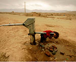 کارشناسان کاهش آبهای زیرزمینی و آلوده شدن آن را در شهر کابل فاجعه بار مى دانند